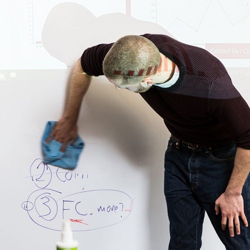 Projekcija na 'piši-briši' whiteboard zidu - Smartboard zidna obloga/tapeta - Bijela ploča za projiciranje, pisanje i brisanje