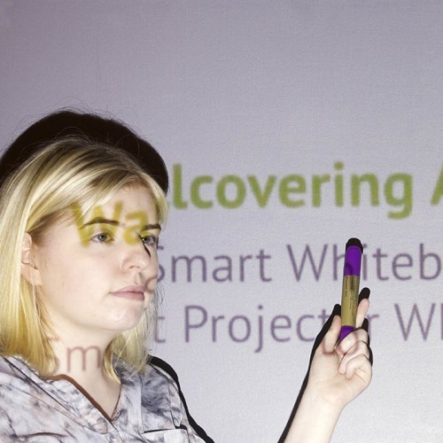 Smart-Contrast-Projekcijska-boja-kontrast-kupci-u-žena-održava-prezentaciju