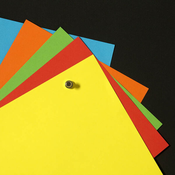 Smart-Magnetna-boja-super-listovi-papira-pričvršćeni-magnetom-na zid