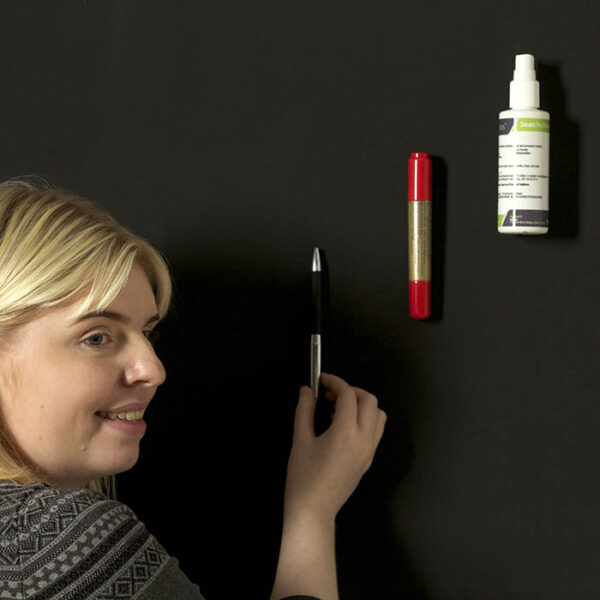 Smart-Magnetna-boja-super-žena-pomoću-magneta- postavlja-predmete-na-magnetni-zid